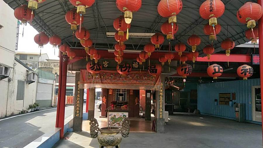 雲林縣林內鄉福德宮位於林內火車站附近，已逾一甲子歷史，是市區居民崇奉中間。（許素惠攝）