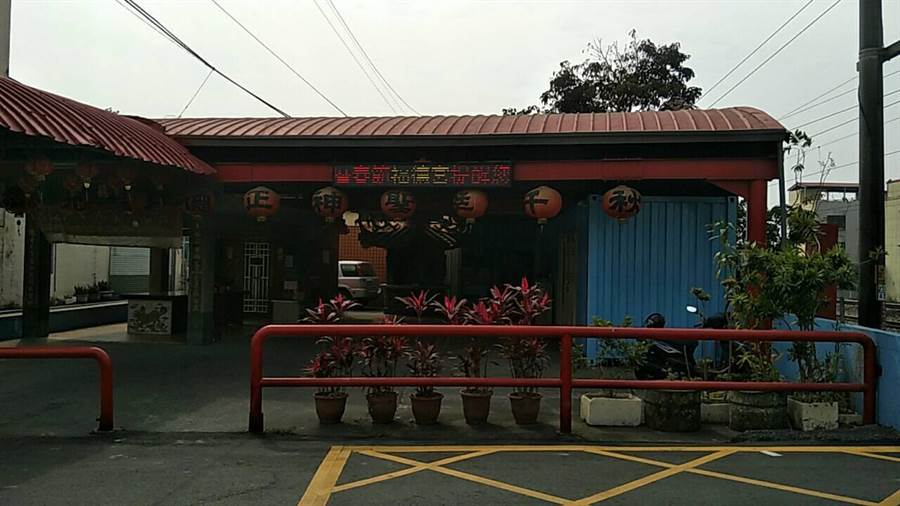 雲林縣林內鄉福德宮位於林內火車站四周，是市區居民信仰中間，此部份約20多坪占用到鐵路用地。（許素惠攝）