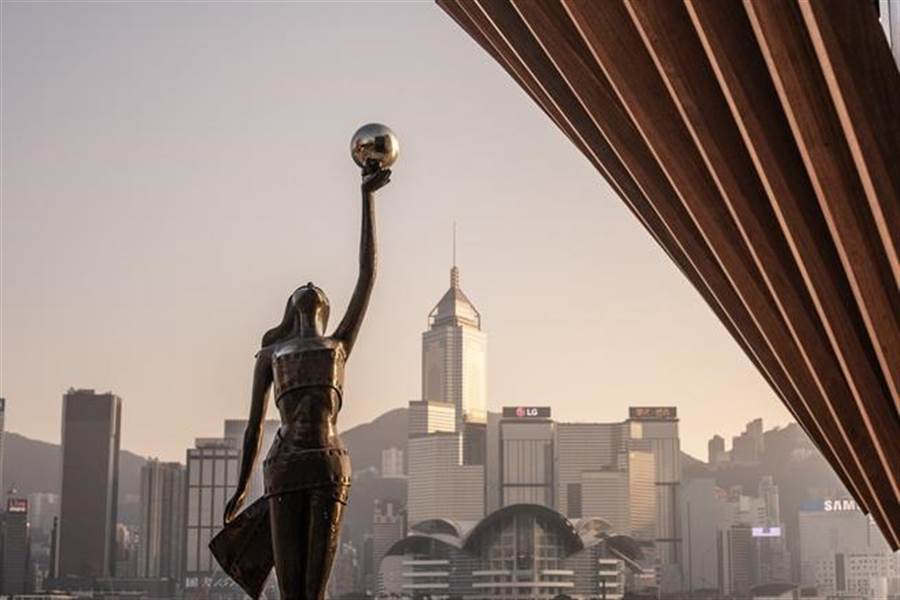 香港尖沙咀星光大道重新開放，和女神雕像打卡趣。（香港旅遊發展局提供）