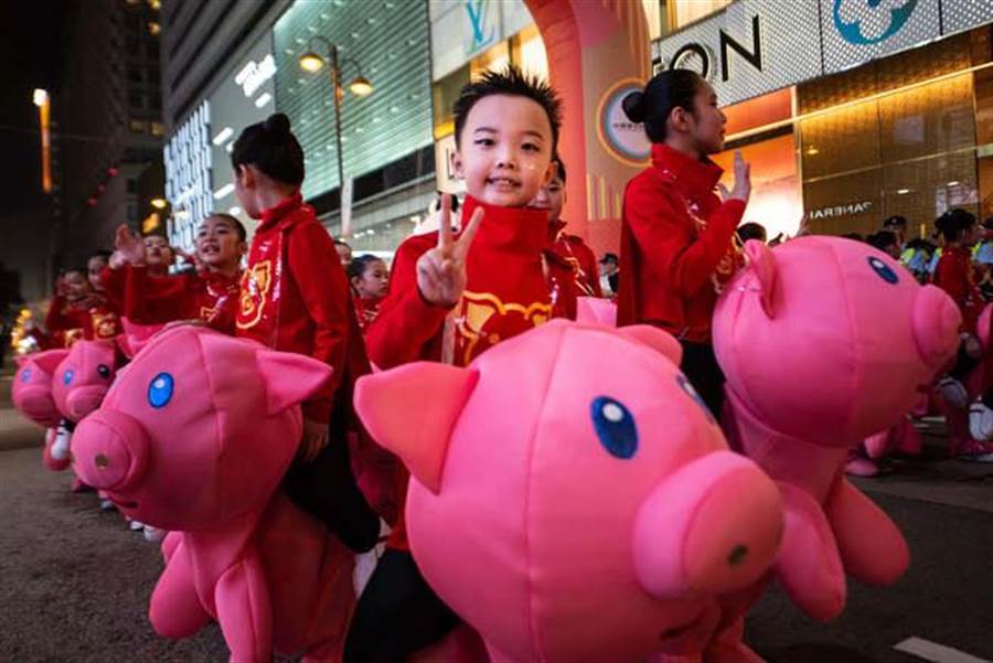 香港在地表演團體使出渾身解數，小豬模樣裝扮十分可愛。（香港旅遊發展局提供）