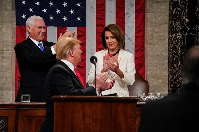 民主党籍眾议院议长裴洛西一个鼓掌动作将了川普一军，反客为主，成为川普国情咨文演说中的主角。（图／路透社）