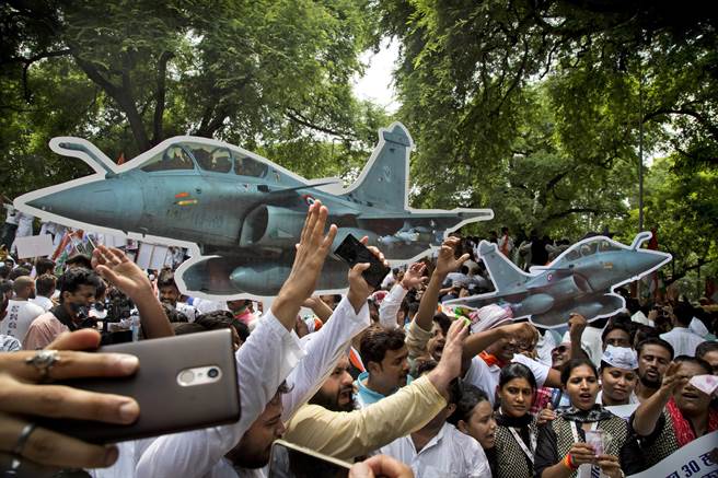 因购买法国阵风战机传出弊端，印度爆发大规模民眾抗议。（图／美联社）