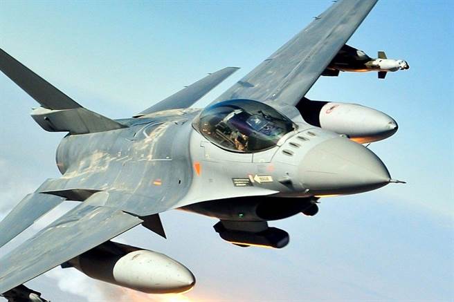 巴基斯坦向美國購買的洛馬公司F-16C/D戰機，同時進行與我空軍F-16相同的先進光電標定莢艙升級。（圖／洛馬公司）