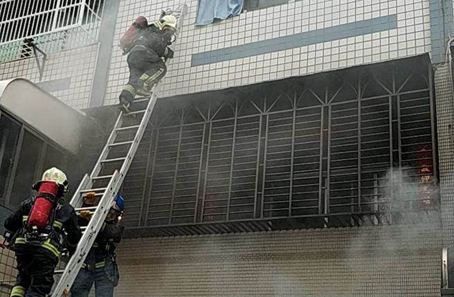 新北鶯歌建物內汽車火警，消防局架梯子搶救。（吳家詮翻攝）