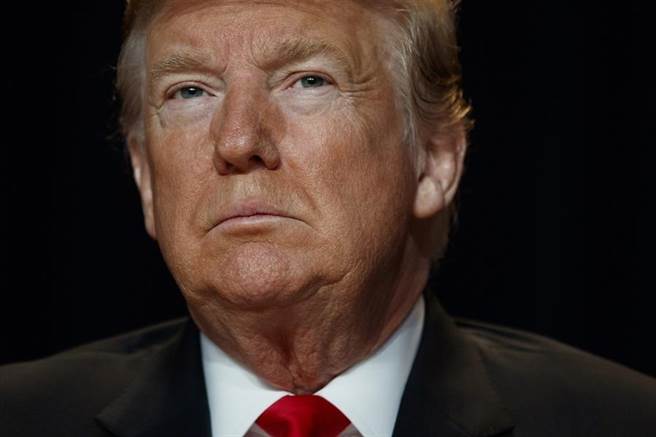 美国总统川普近照，橘色脸庞与泛白半月形眼袋已成为他的正字标记。（图／美联社）