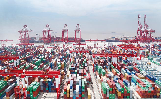 全球經濟成長堪憂，圖為從上海洋山深水港四期無人碼頭控制塔上俯瞰碼頭。（新華社資料照片）