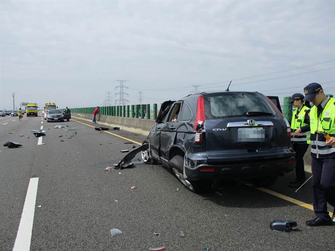 國道3號南下0公里連環追撞3車成爛鐵2人受傷 社會 中時