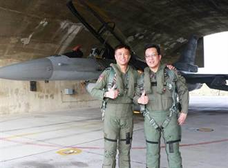 創紀錄  空軍軍醫組組長江國超完成9G同乘飛訓