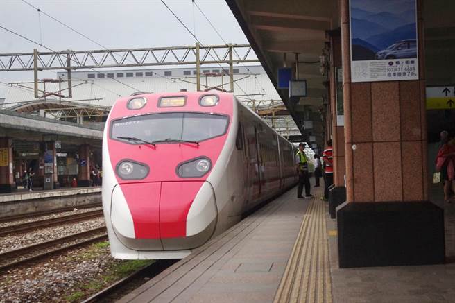 228連假東部加開10列火車，其中6列花東實名制返鄉專車14日開賣。（許家寧攝）