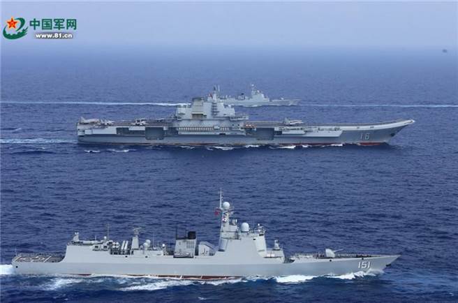 中共航母编队中可能会配备5艘作战舰艇，全部的导弹发射器将高达300个以上。图为辽寧号航母编队。（图／中国军网）