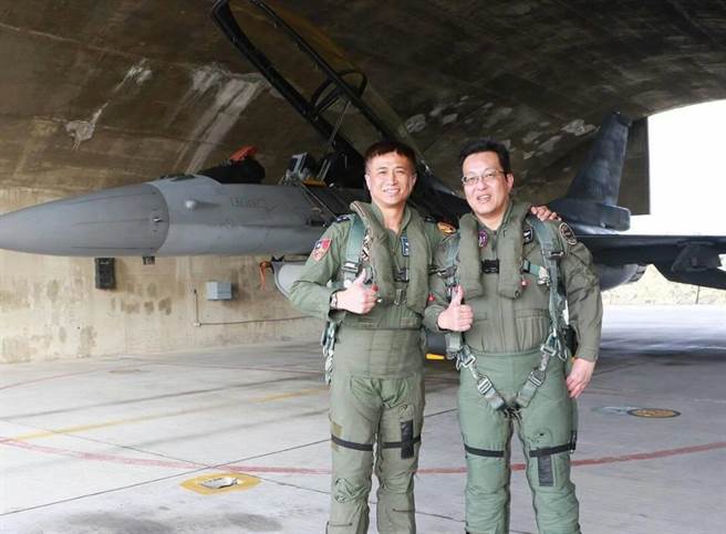 空軍軍醫組組長江國超上校成為空軍第一位完成9G飛行課目的航空醫官。圖軍聞社提供