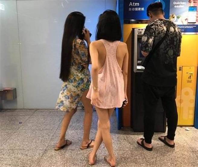 加西婭因為穿著火辣睡衣，在地鐵站ATM前排隊的照片引發討論。(翻攝自HWZ論壇)