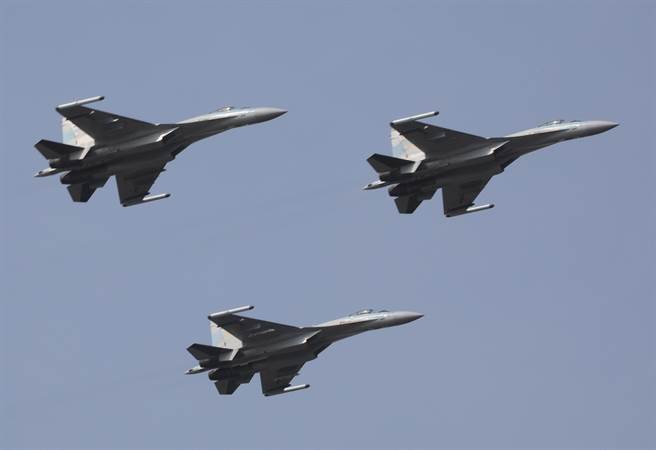 解放军空军苏－35战机2018年2月7日飞赴南海战斗巡航的画面。（新华社）