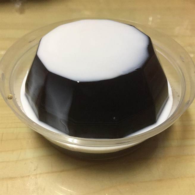 原PO直接将咖啡冻倒扣在上盖内，接着再将奶球淋上去，看起来相当可口。（图／翻摄自脸书《爆怨公社》）