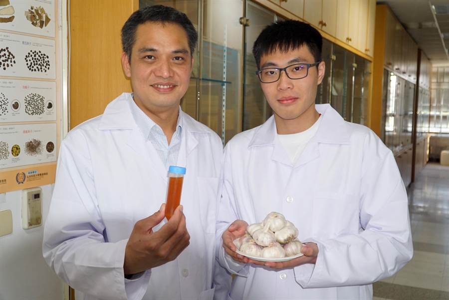 大葉大學蔡仁傑（左）師生團隊研究發現，大蒜的水溶性成分才能改善過敏引發的發炎問題。（謝瓊雲翻攝）
