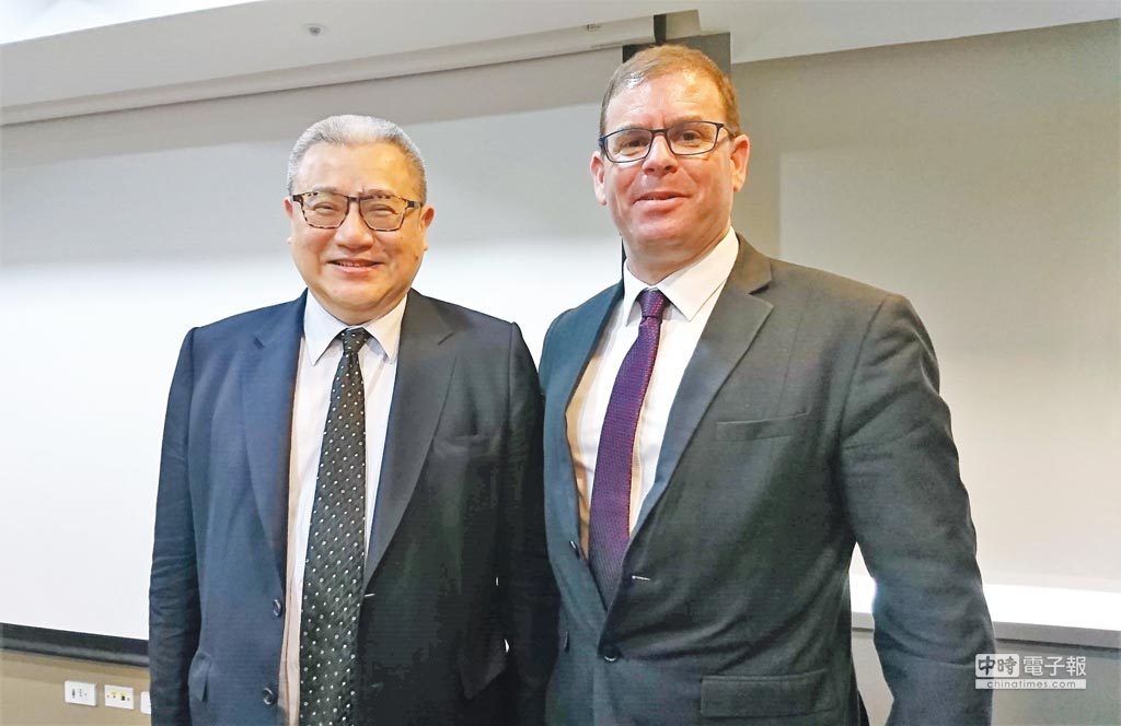 藍濤亞洲總裁黃齊元（左）與以色列頂級資安加速器IdealityRoads執行長 Oren Gershtein。圖／陳碧芬攝
