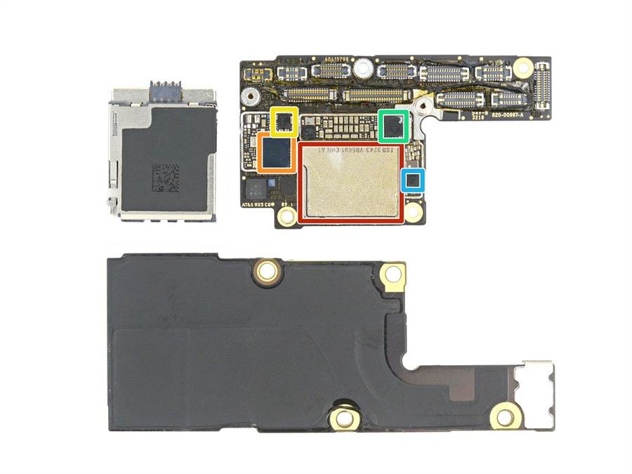 iPhone XS 系列採用「三明治」（堆疊）的PCB版設計。(圖／翻攝iFixit)
