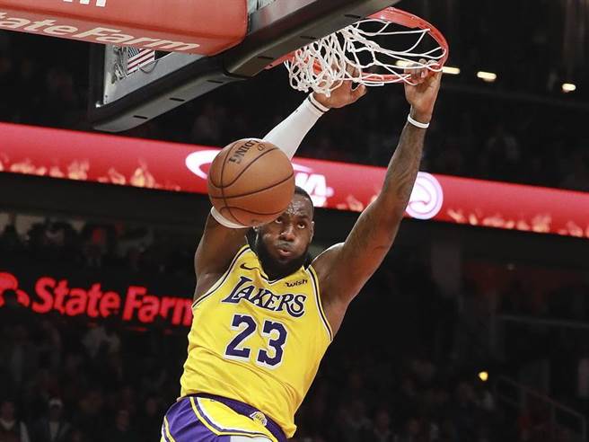 詹姆斯被媒體爆料傷癒復出之後變太胖了。(美聯社)