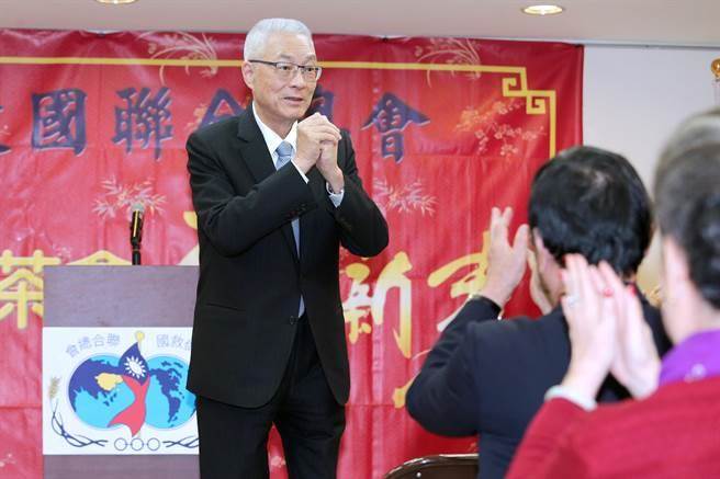 圖為國民黨主席吳敦義（左）15日出席華僑救國聯合總會新春團拜。（資料照,黃世麒攝）