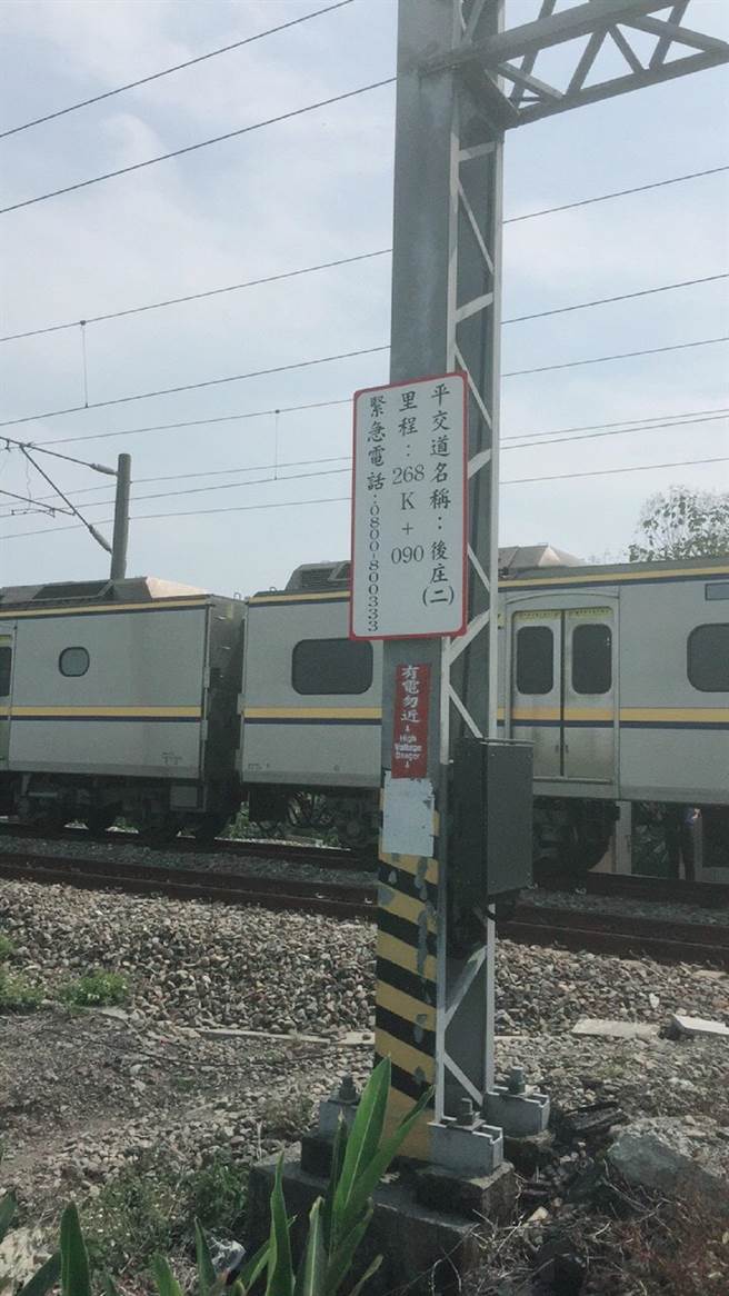 斗六1婦人疑抄近路走鐵道，遭火車撞斃。（張朝欣翻攝）
