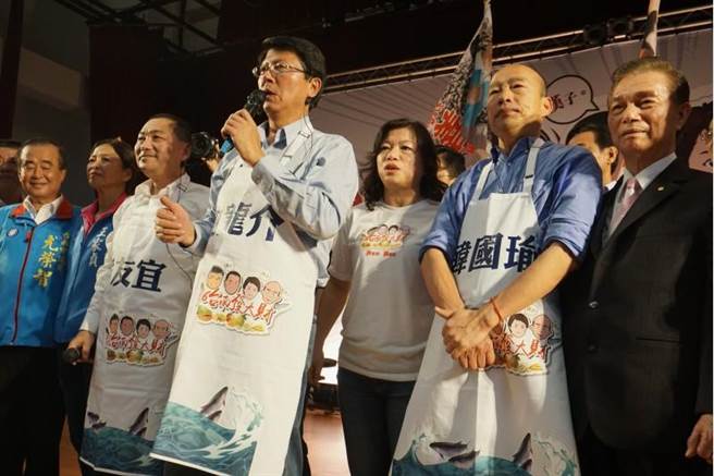 國民黨台南立委補選候選人謝龍介（中）在遠東科技大學舉辦造勢活動，高雄市長韓國瑜（右2）、新北市長侯友宜（左3）到場力挺。（李其樺攝）