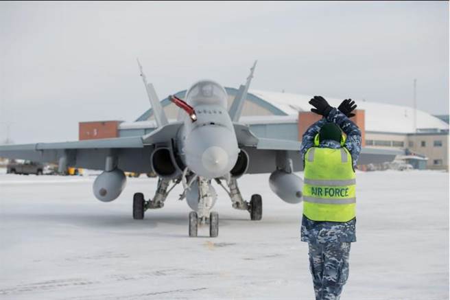 澳洲皇家空军F-18战机2月16日飞抵加拿大冷湖空军基地的画面。（路透）