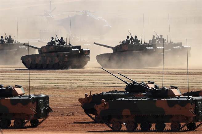 共軍在內蒙朱日和基地舉行的大規模演習。（圖／新華社）
