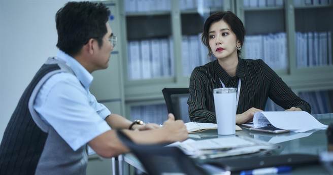 贾静雯（右）。（公视提供）