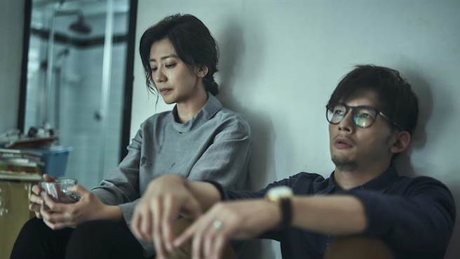 贾静雯（左）与温升豪。（公视提供）