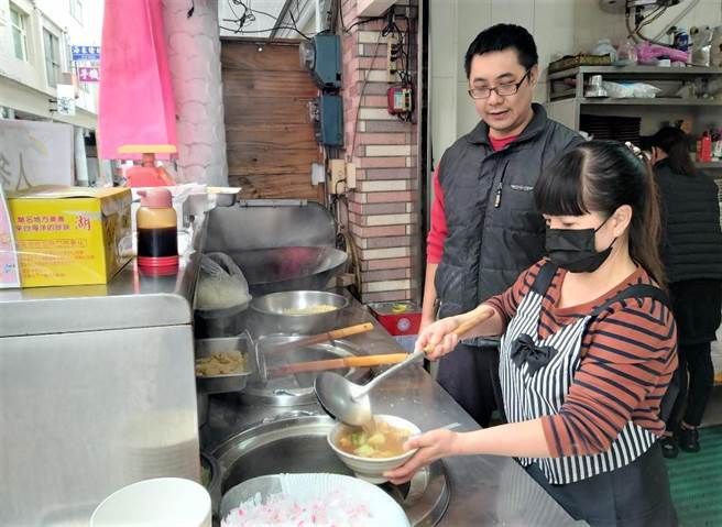 香亭土魠魚羹已經營超過30多年歷史。(陳可文攝)