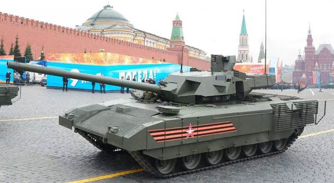 俄国最新战车T-14今年量产12辆，以及4辆回收车，显然太少了。(图/美联社)