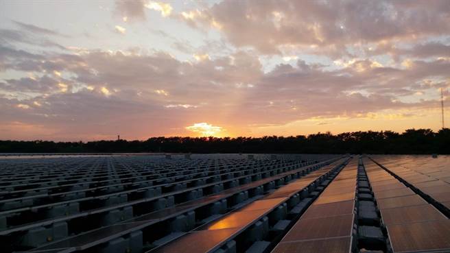樹谷園區的風之谷及樹之谷滯洪池太陽能發電站分別於去年4月及12月完成併聯，總裝置容量達5.15百萬瓦，預計每年可創造約640萬度的發電量，減少4500噸碳排放。（台南市府經發局提供）