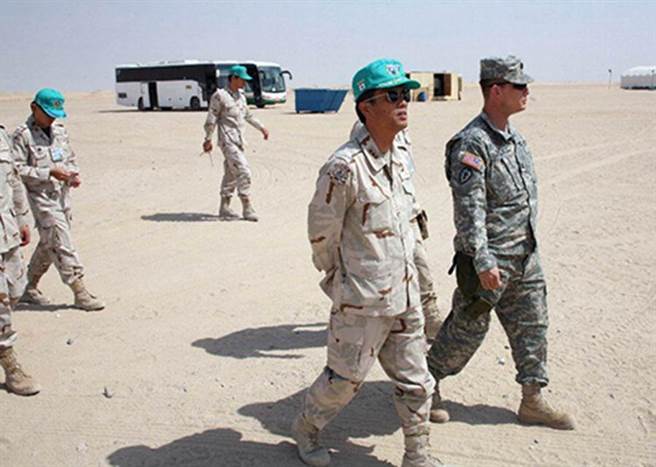 圖為退休前的日本航空自衛隊將官織田邦男(右2)訪問美軍駐卡達基地。織田退休後仍相當活躍，經常在日本及國際軍事論壇發表評論，其立場一向極端，曾積極擁護美國以核彈轟炸北韓。（圖／星條旗報）