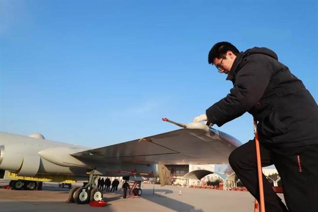 航空工业西飞打造轰-6系列新机，出厂交付前检查机翼的画面。（网路）