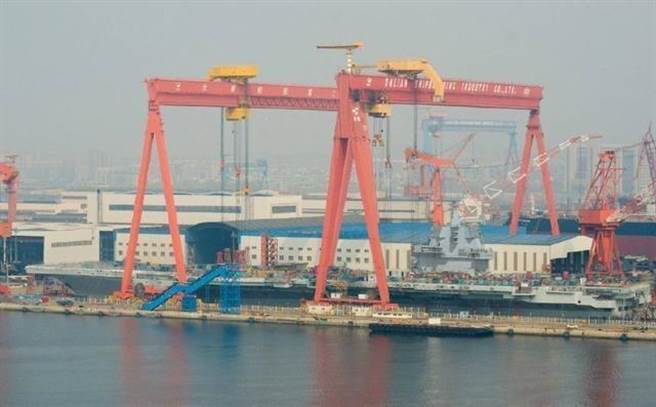 網上傳出的大陸自力設計與建造的第2艘航母，為平頂甲板結構，正在積極建造中。（圖／網路）