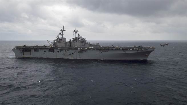 美軍黃蜂號兩棲攻擊艦2月初在菲律賓海域起降F-35B，以執行其印太戰略，讓中共覺得是在其門口耀武揚威。圖為F-35B在黃蜂號起飛。（圖／美國海軍）