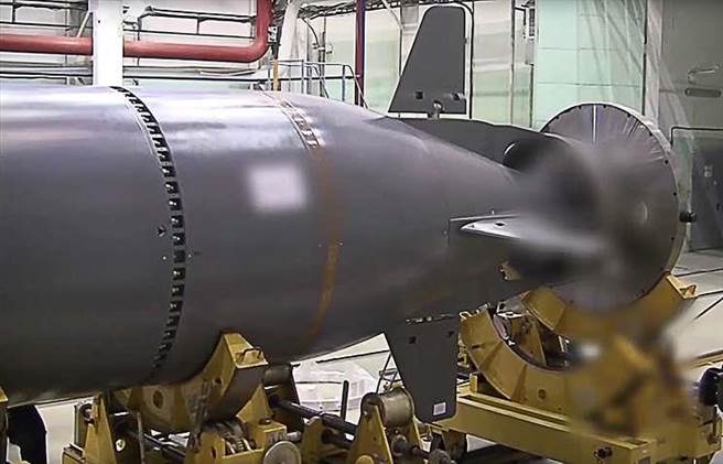 俄罗斯国防部发表的波塞冬无人潜航器图片，部份关键位置做了喷雾处理。（图／俄罗斯国防部）