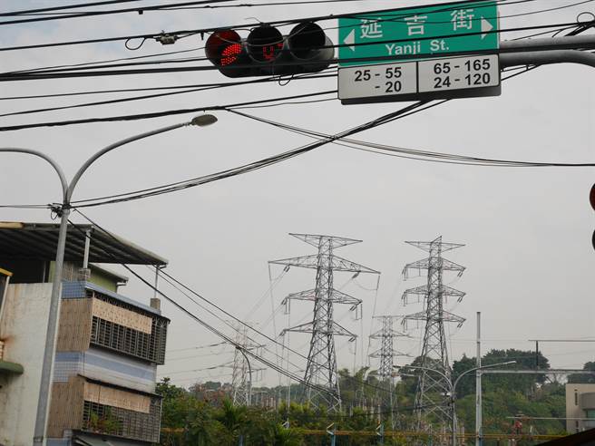 台電公司改建「板橋一次變電所」，其中計畫拆除延吉街、和成路二段上的6座高壓電塔，卻與公路人員訓練所改建工程撞期，導致工程停擺。（許哲瑗翻攝）