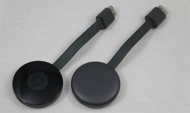 第三代Chromecast(右)对比第二代。(图／黄慧雯摄) 