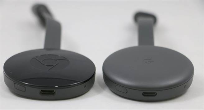第三代Chromecast(右)对比第二代，仍採用microUSB连接埠。(图／黄慧雯摄) 