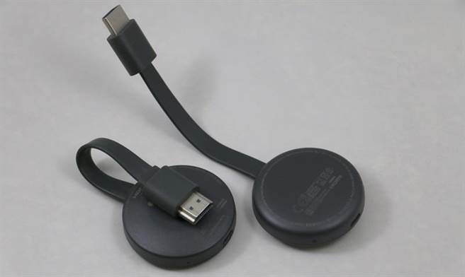 第三代Chromecast(上)对比第二代，第二代的机身有磁吸特性，但事实上这特色除了收时会体验到，实际上用处不多(因为Chromecast会一直插在电视插槽上)，因此在第三代当中被移除了。(图／黄慧雯摄) 