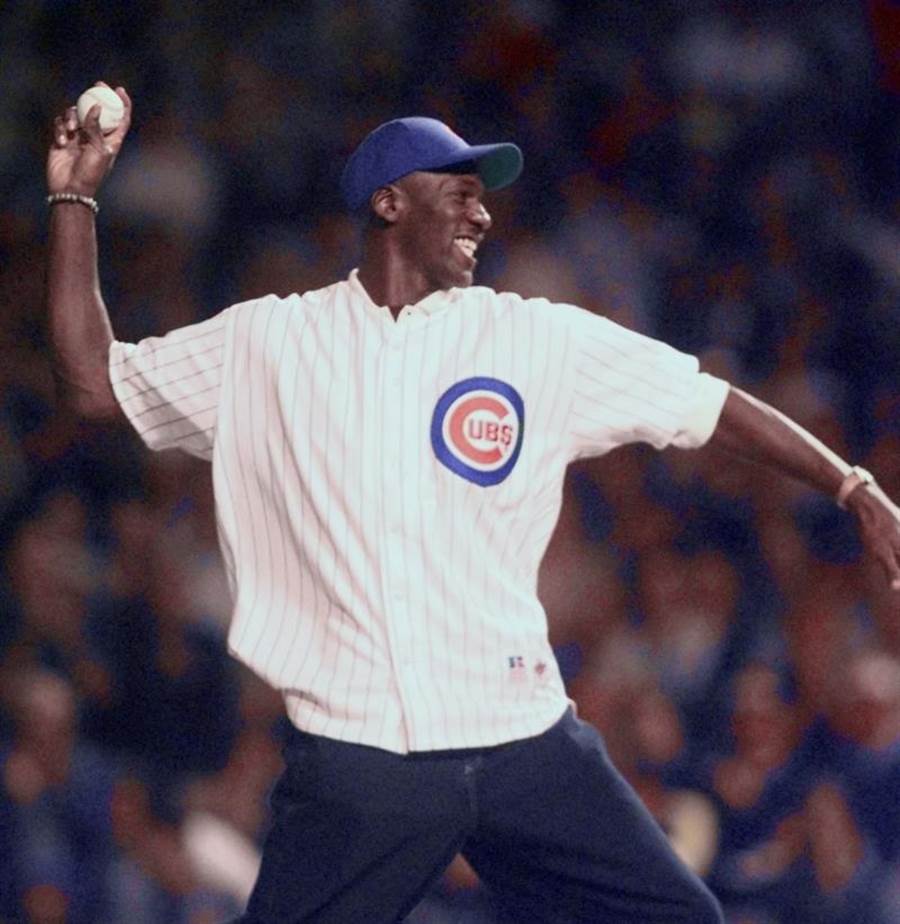 麥可喬丹在1998年幫芝加哥小熊隊開球。（美聯社資料照）