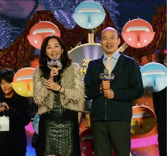 高雄市长韩国瑜、李佳芬伉俪日前出席「2019爱-Sharing 高雄梦时代跨年派对」。（资料照/林瑞益摄）
