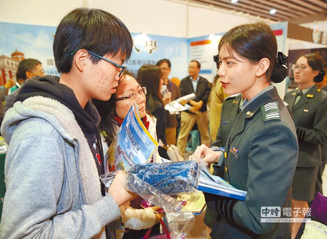 2019大學校院博覽會24日北中南同步登場，國軍軍事院校設立專區，吸引許多學生及家長詢問。（王英豪攝）
