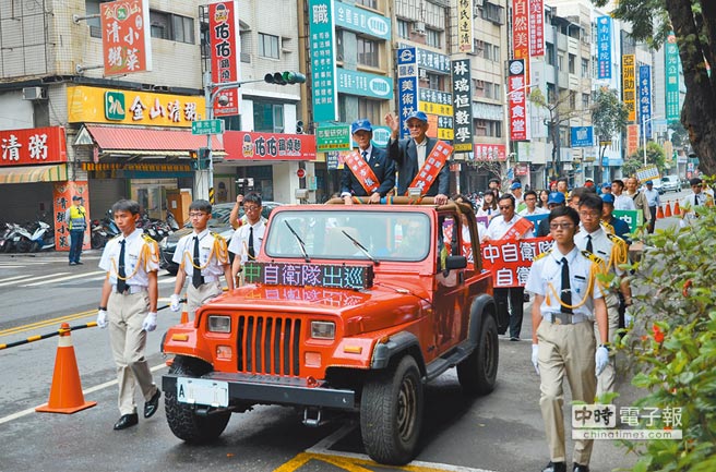 228雄中自衛隊掃街返校 地方新聞 中國時報