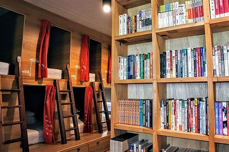 二手書店改建的民宿「艸祭Book inn」，可睡在叢書中，作夢到天明。