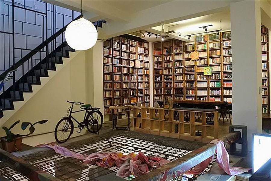 二手書店改建的民宿「艸祭Book inn」1樓供給旅人免費閱讀、喝飲料。