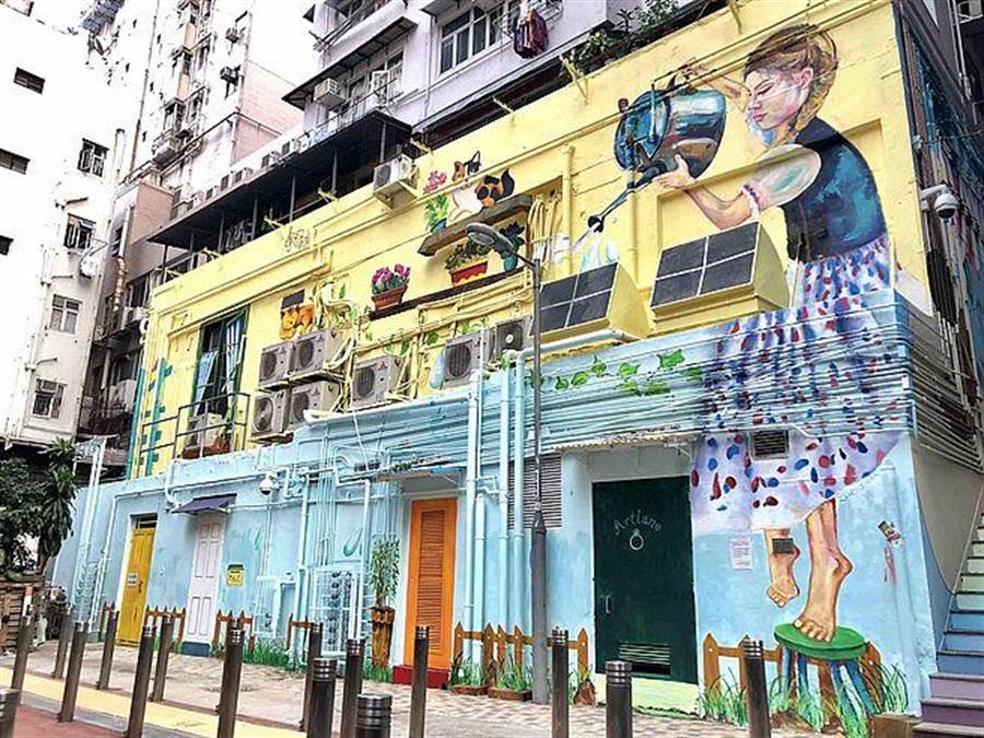 西營盤藝里坊塗鴉繽紛了城市，為繁忙生活帶來驚喜。（香港旅遊發展局提供）