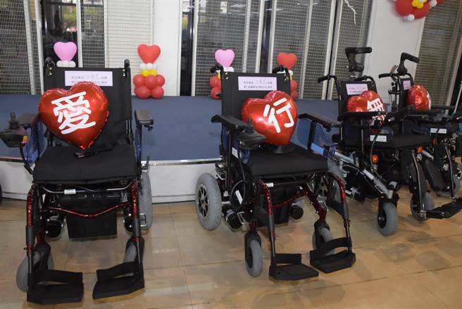 這批電動輪椅都已經過彰化縣輔具資源中心評估，針對受贈者的實際使用需求量身訂製，要價不菲。（謝瓊雲攝）