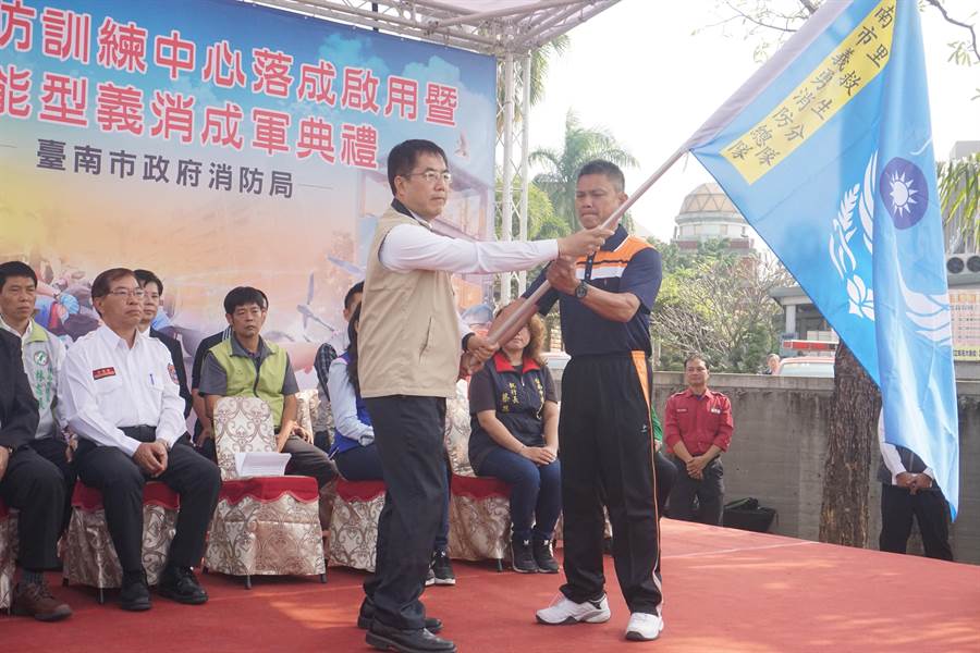 義消佳里救生分隊今天上午正式成軍，台南市長黃偉哲（左）親自主持授旗典禮。（李其樺攝）